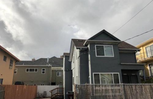 Oakland House | Victorian Oasis: Charm & Convenience Near Lake Merritt
