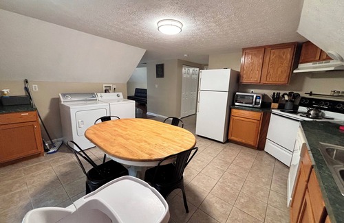 New Pekin Apartment | Victorian Upstairs Apartment with fast WiFi & Desk