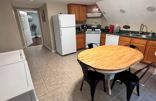 New Pekin Apartment | Victorian Upstairs Apartment with fast WiFi & Desk