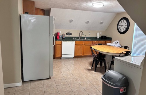 New Pekin Apartment | Victorian Upstairs Apartment with fast WiFi & Desk