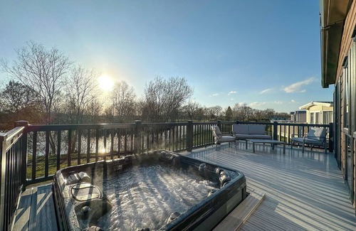 Holton Le Clay Ski Chalet | Victory ParkView VIP