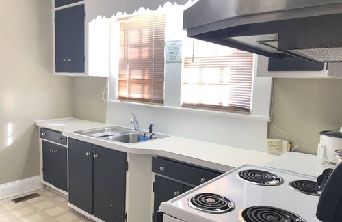 Lyons House | Vidalia Sweet Onion Home in Downtown Lyons, with King Bed-Travel Workers Welcome