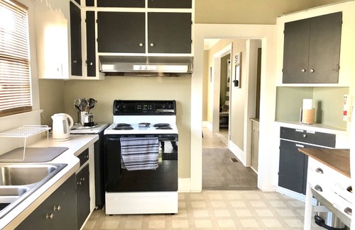 Lyons House | Vidalia Sweet Onion Home in Downtown Lyons, with King Bed-Travel Workers Welcome