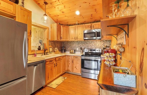 West Jefferson House | 'View & Far Between' Cozy Mountain Home w/hot tub