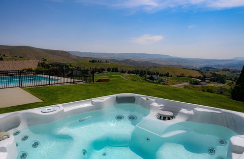Sunnyslope House | View Home with Pool/Spa Near Leavenworth, Mission Ridge, Lk Chelan and Wineries