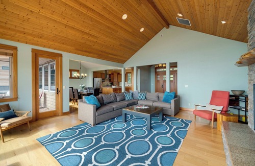 Neahkahnie Beach House | View House-Breathtaking Ocean views, 2 master suites, 3.5 baths.