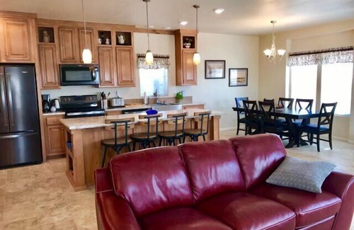 Page House | 🌵~VIEW~🌵Last Minute Deals for two couples~🐶pets, too!🚤