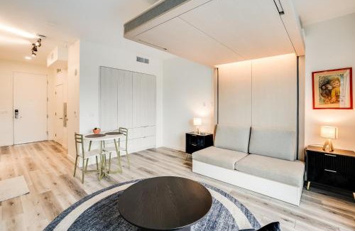 Hollywood Apartment | View of Hollywood Sign Studio, Free Parking