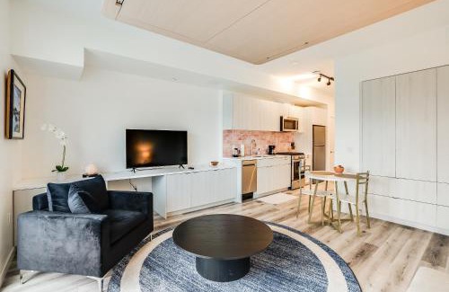 Hollywood Apartment | View of Hollywood Sign Studio, Free Parking