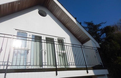 Plymouth House | View of River, spacious balcony, WIFI, Private Parking, Dog friendly, EV point.