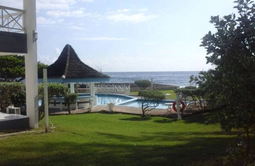 Ocho Rios Bed & Breakfast | View of the Ocean Resort - One Double Bed 3
