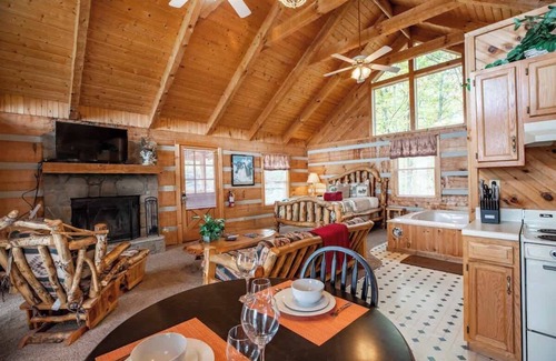 Gatlinburg - Pigeon Forge Cabin | View! Private Studio Cabin,Hot Tub,RELAX,Honeymoon