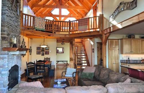 Boone House | VIEWS - EVCharger, 2 Primary Suites, Stocked Ktchn