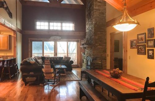 Boone House | VIEWS - EVCharger, 2 Primary Suites, Stocked Ktchn