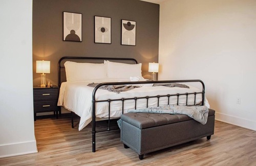 Fairview Hotel | Views ! King 1 BR ! Free Parking! 30 to min NYC !