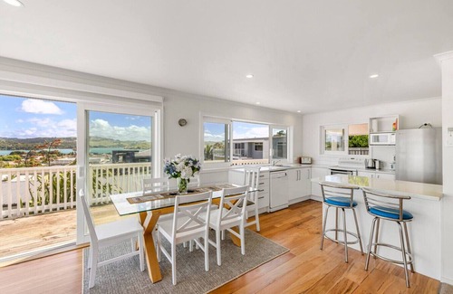 Raglan House | Views, Location + Spa