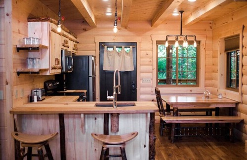 Millersburg Cabin | VIEWS! Luxury Treehouse with Hot Tub - Sleeps 6