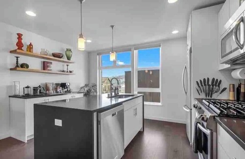 Eastlake House | Views of Lake Union and Seattle Skyline