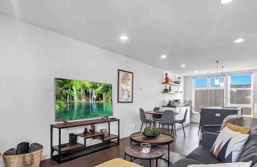 Eastlake House | Views of Lake Union and Seattle Skyline