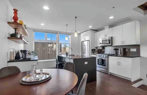 Eastlake House | Views of Lake Union and Seattle Skyline