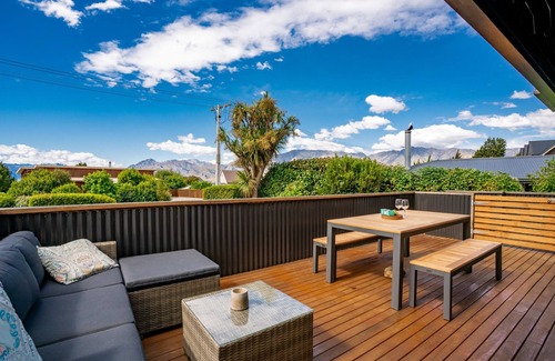 Lake Hawea House | Views on Parry - Lake Hāwea Holiday Home