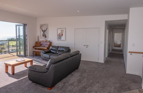 Cable Bay House | Views on Stratford - Encompassing Across The Bay