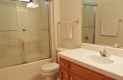 Oak Shores House | Views on the Bluff with Private Slip, Dish TV Soak up the Fun!