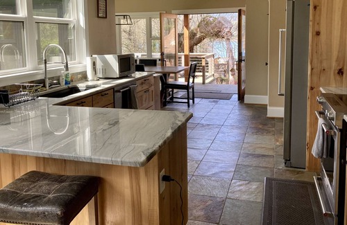 Cascade Locks House | VIEWS! Stunning riverfront property-hiking and waterfalls nearby! Pet friendly!