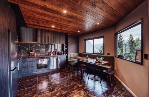 Fernhill House | Views Views Views! 4Bed Stylish Oasis 5 mins to CBD
