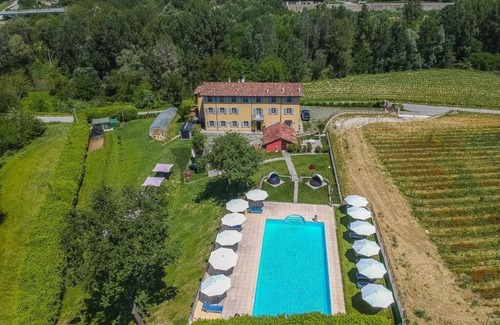 Santo Stefano Belbo Villa | Vigna Dell'Acqua - Beautiful villa with swimming pool surrounded by vineyards