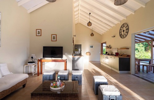 Capesterre-de-Marie-Galante Villa | Villa Jacaranda with a swimming pool overlooking the sea and spacious rooms