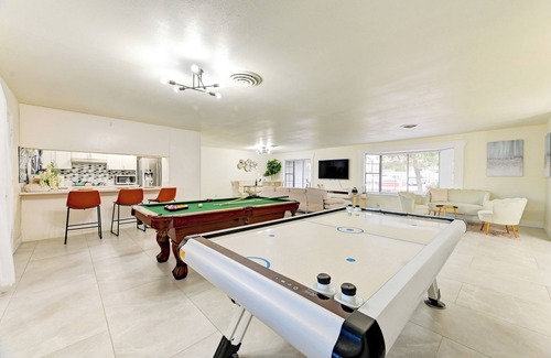 Paradise Crest House | Vila Hearts- 5BD with pool, Hot tub, Sauna, Arcade, Bar all you need N the Strip