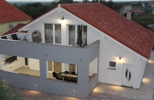 Lovinac Villa | Vila Jela Poličnik