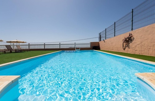 San Bartolome de Tirajana Ski Chalet | Villa in Maspalomas with Heated Pool & Sports