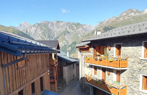 Villarabout Ski Chalet | Village House in the heart of the "3 Valleys" - sleeps 6