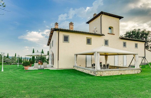 Tavarnelle Val di Pesa Villa | Villa in Tavernelle In Val Di Pesa with 6 bedrooms sleeps 12