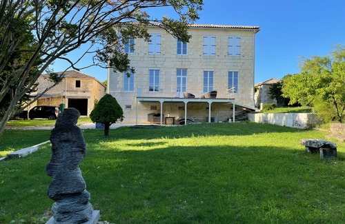 Semillac Villa | Villa '4 Chambres - 8 Personnes' with Private Terrace, Private Garden and Wi-Fi