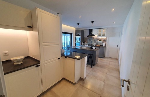 Carvalhal House | VILLA 4 SUITS +1, WALKING DISTANCE FROM THE BEACH, SWIMMING POOL, AC, PARKING