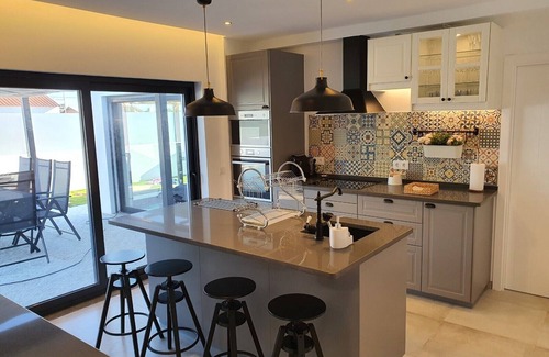Carvalhal House | VILLA 4 SUITS +1, WALKING DISTANCE FROM THE BEACH, SWIMMING POOL, AC, PARKING