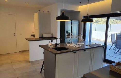 Carvalhal House | VILLA 4 SUITS +1, WALKING DISTANCE FROM THE BEACH, SWIMMING POOL, AC, PARKING