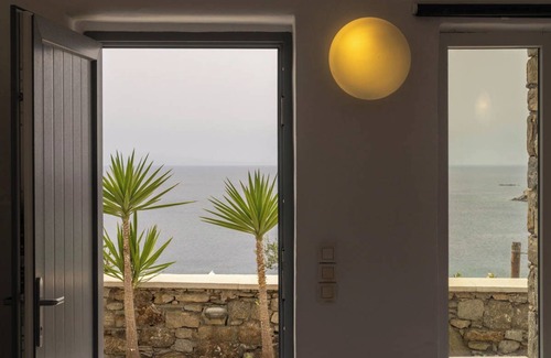 Paradise Apartment | Villa 9 - Sea View, Private Jacuzzi for 5, Shared Pool,Gym,Bar