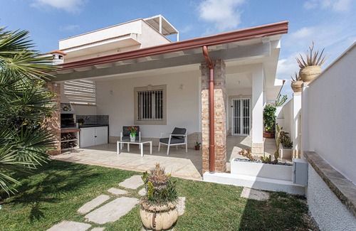 Santa Maria del Focallo Villa | Villa "Asia Frontemare" close to the Beach with Garden & Wi-Fi