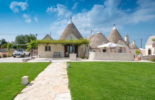 Locorotondo Villa | Villa "Acres Itria" with Private Pool, Wi-Fi & Air Conditioning