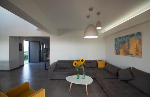 Adelianos Kampos Villa | Villa al Mare. By the beach with private sunbeds and sunshades!