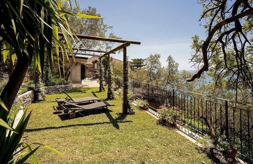 Vietri sul Mare House | Villa Albarosa E: An elegant and welcoming apartment built on the sloping cliff in front of the sea, with Free WI-FI.