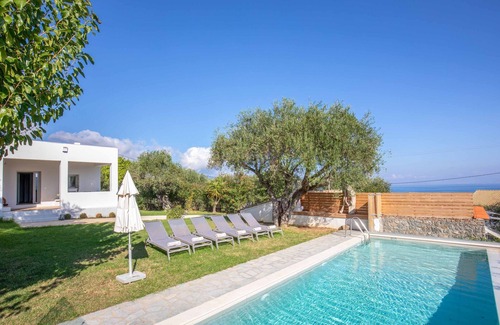 Chlomos Villa | Villa Alkyoni Mare - Three Bedroom Villa, Sleeps 6