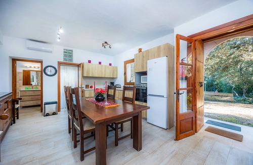 Costitx Villa | Villa 'Alzina' with Mountain View, Wi-Fi and Air Conditioning