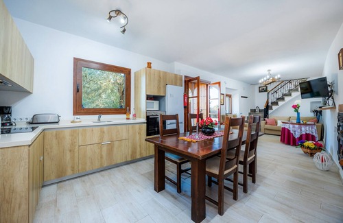 Costitx Villa | Villa 'Alzina' with Mountain View, Wi-Fi and Air Conditioning