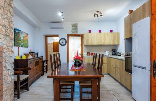 Costitx Villa | Villa 'Alzina' with Mountain View, Wi-Fi and Air Conditioning