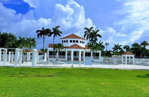 North Naples Villa | Villa Amalfi - Golf Clubs -Deluxe King Sleep-Smart TVs-2 Pools-Pets-Beach-WiFi